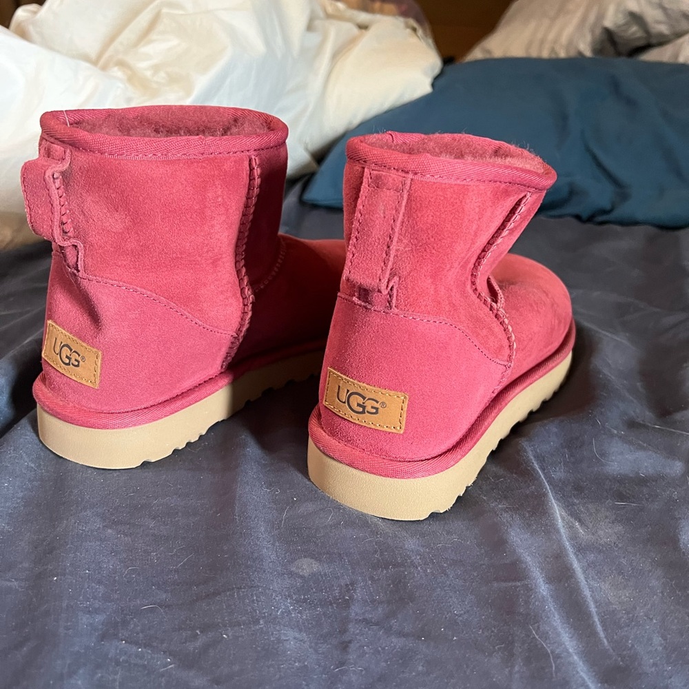 Size 8 womens uggs. Brand new not in box. Never worn - Picture 2 of 3